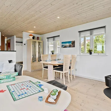 3 Bedroom Stunning In Vakantiehuis Otterup