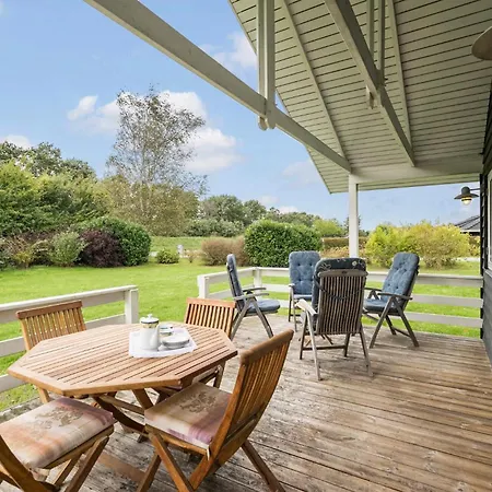 3 Bedroom Stunning In Vakantiehuis Otterup