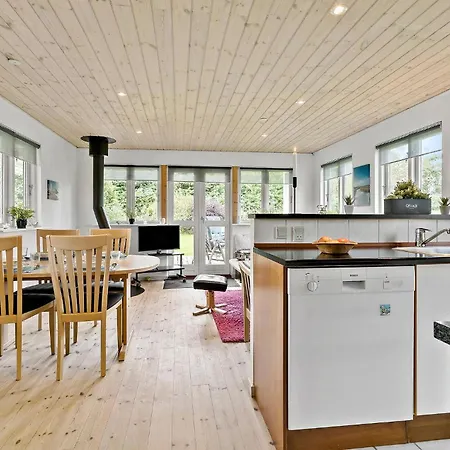 בית נופש 3 Bedroom Stunning In אוטרופ
